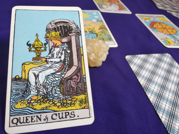 ý nghĩa lá bài Queen of Cups